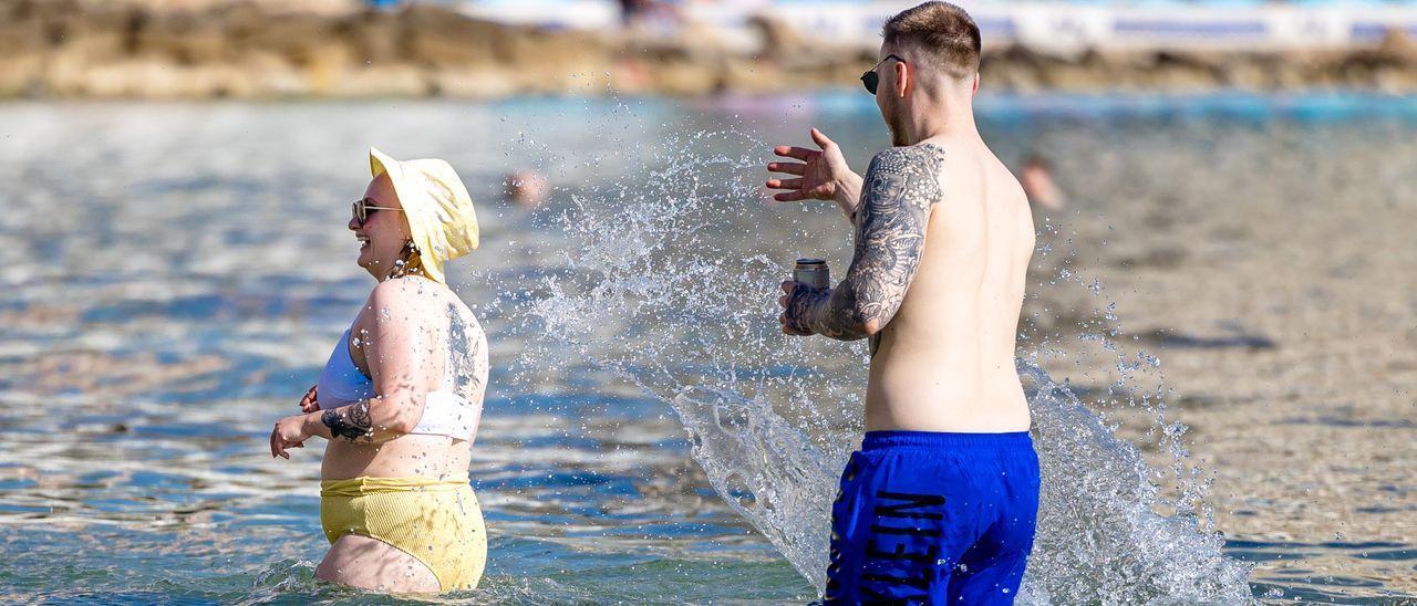 Una pareja de turistas ingleses disfrutando del agua en Benidorm.