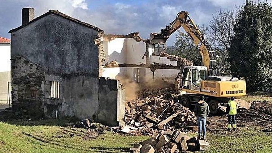 Trabajos de demolición de la rectoral, ayer, en Abegondo.