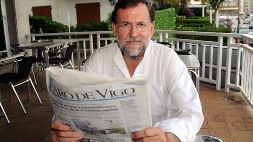 Mariano Rajoy, leyendo un ejemplar de Faro de Vigo en su retiro veraniego en Sanxenxo