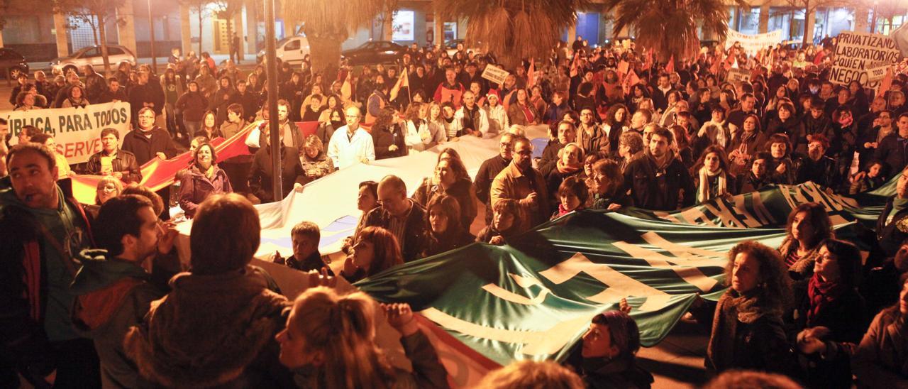 Manifestación conjunta de las mareas blanca, verde y naranja en Aragón el 20 de diciembre de 2012.