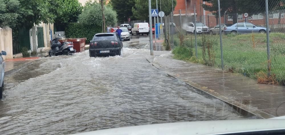 Las lluvias han provocado pequeñas inundaciones en los barrios situados junto a la ladera de la Sierra de Orihuela