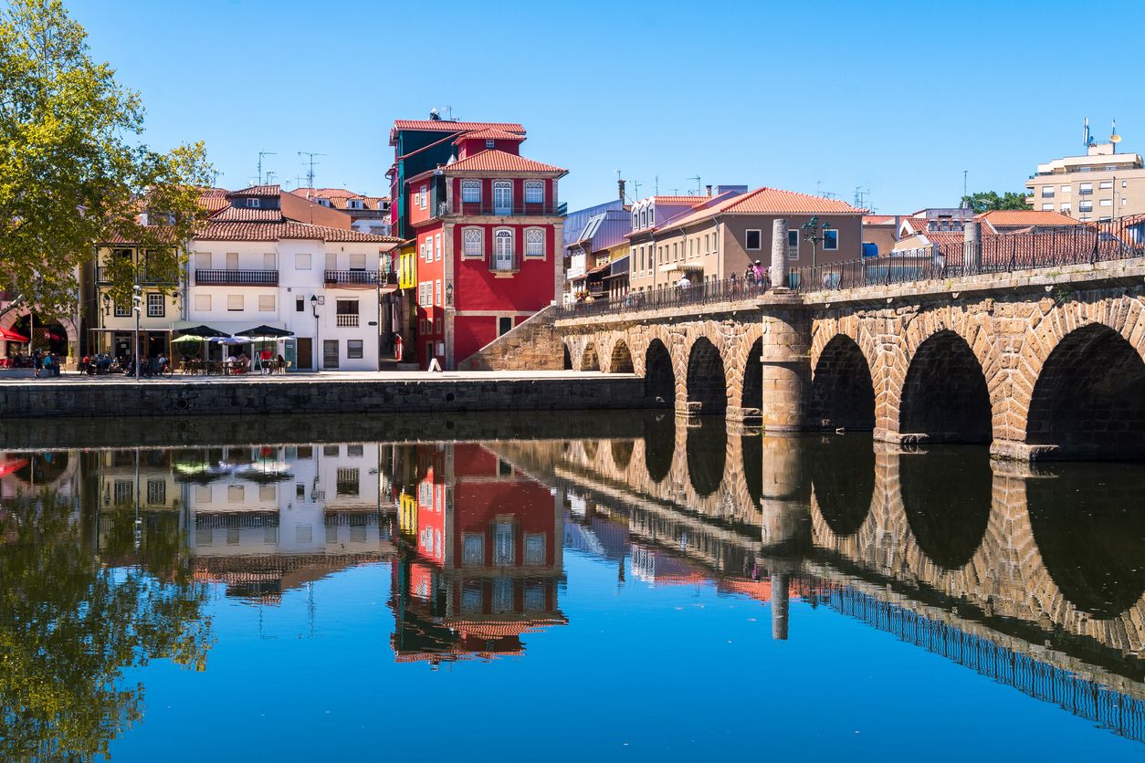 El histórico puente de Trajano, con 16 arcos sobre el río que atraviesa la ciudad de Chaves, en Portugal
