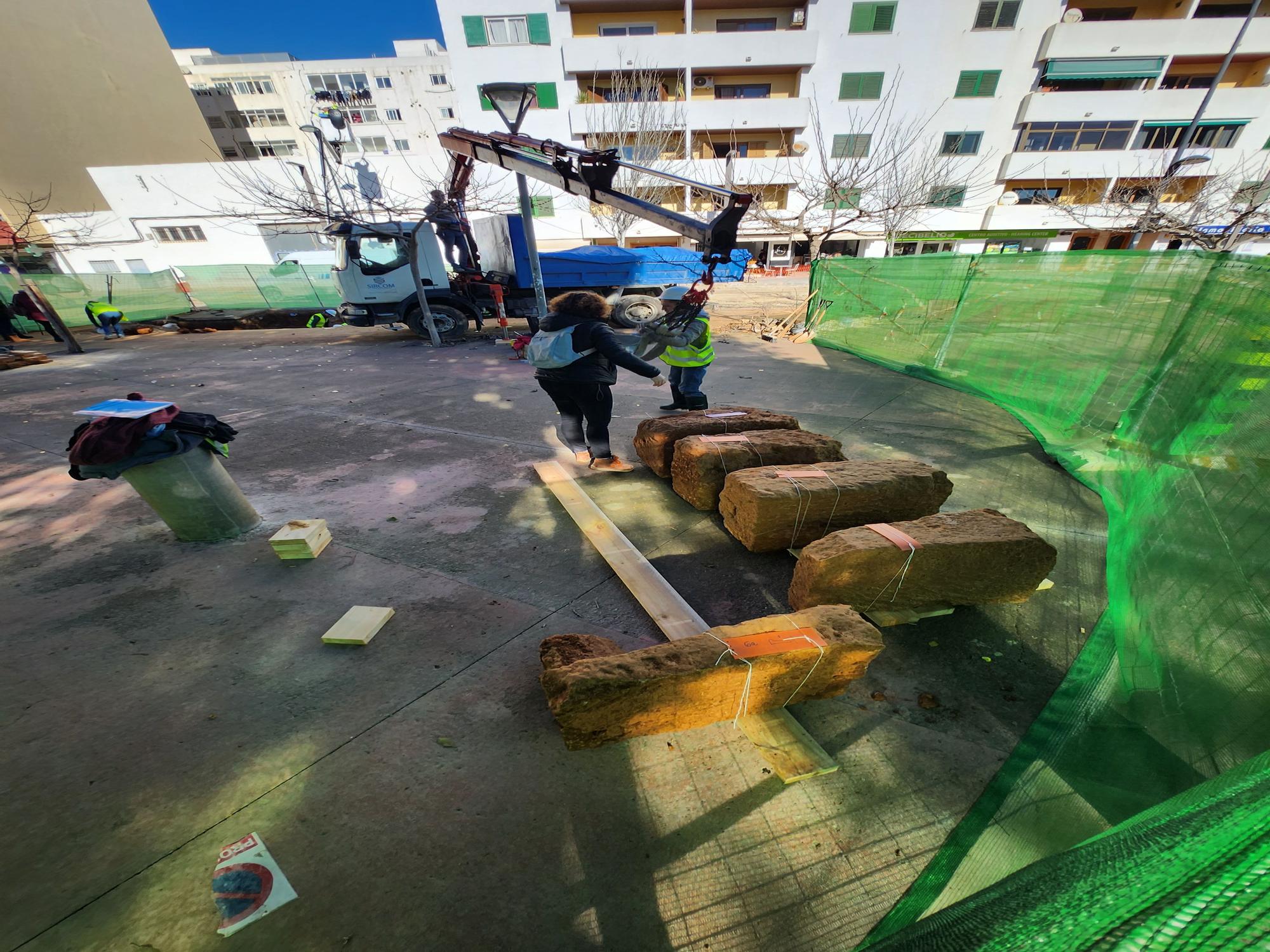 Arqueología en Ibiza: traslado piedra a piedra del mausoleo romano de Isidor Macabich