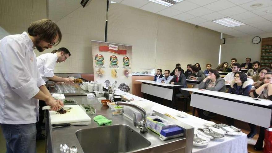 Uno de los cursos promovidos por el Grupo Coren con una base de pollo de corral. // Fdv