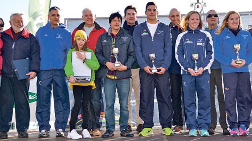 Los vencedores posaron juntos tras la entrega de premios de la prueba.