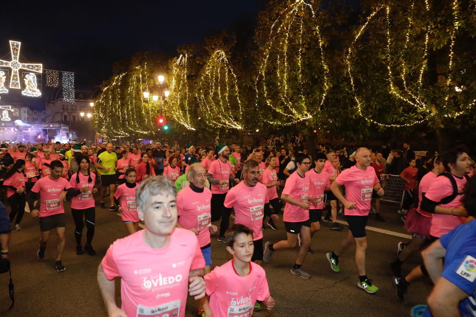 En imágenes: Jaime Bueno (Univerisad de Oviedo) y Mariam Benkert triunfan en la San Silvestre de Oviedo