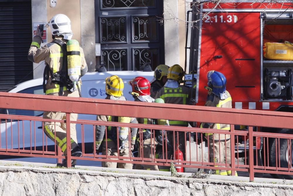 Incendi en un edifici del carrer del Carme de Girona.