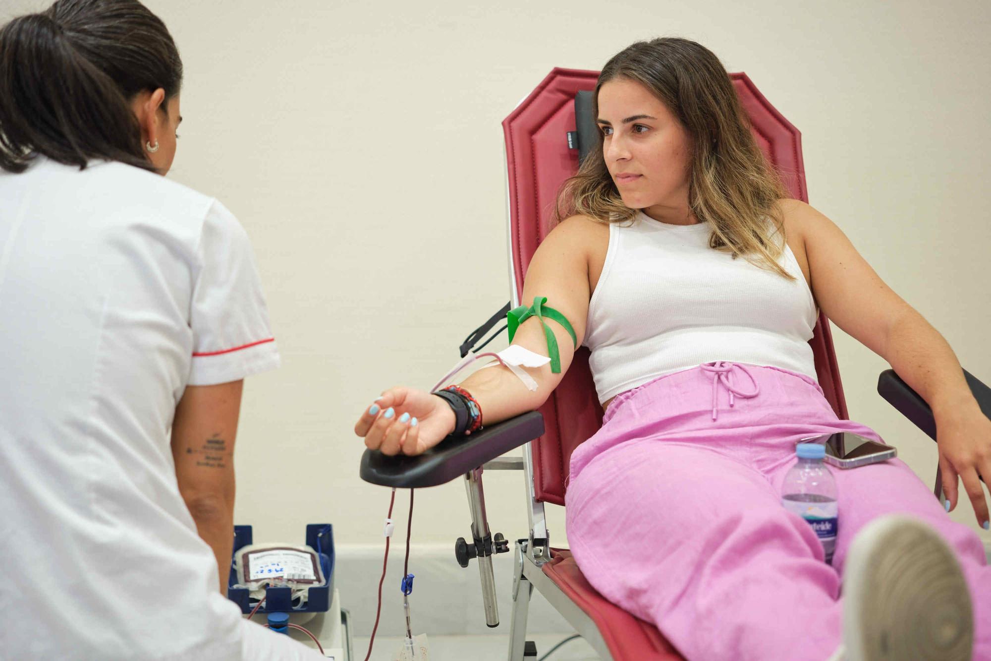 La presidenta del Parlamento de Canarias, Astrid Pérez, recibe a la presidenta del Instituto Canario de Hemodonación y Hemoterapia, Gemma Torres