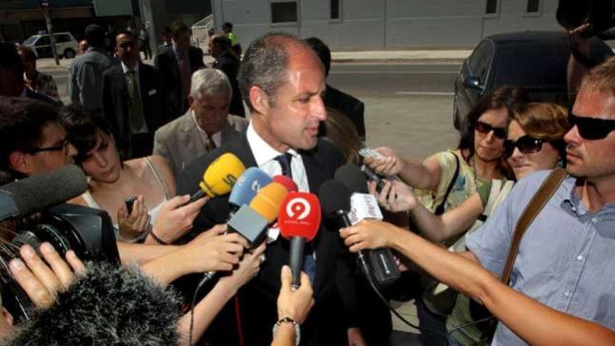 El president de la Generalitat, Francisco Camps, ha pedido hoy &quot;prudencia y responsabilidad&quot; ante los registros policiales en la Diputación de Alicante y el Ayuntamiento de Orihuela, en sus manifestaciones ante los periodistas que aguardaban su llegada a la empresa TCI Cutting, recientemente galardonada con el nuevo Premio Rey Jaime I al Emprendedor.