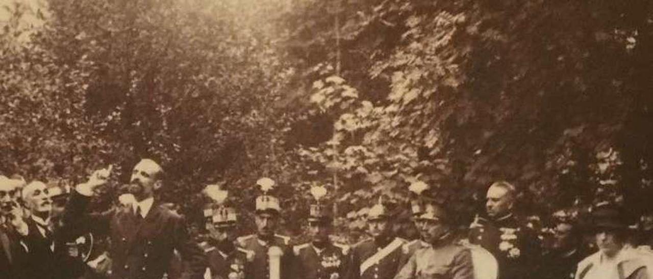 Una de las fotografías de la muestra, en la que aparecen el ministro de Fomento Francisco Cambó y los Reyes el día de la declaración del Parque Nacional de la Montaña de Covadonga (hoy de los Picos de Europa).