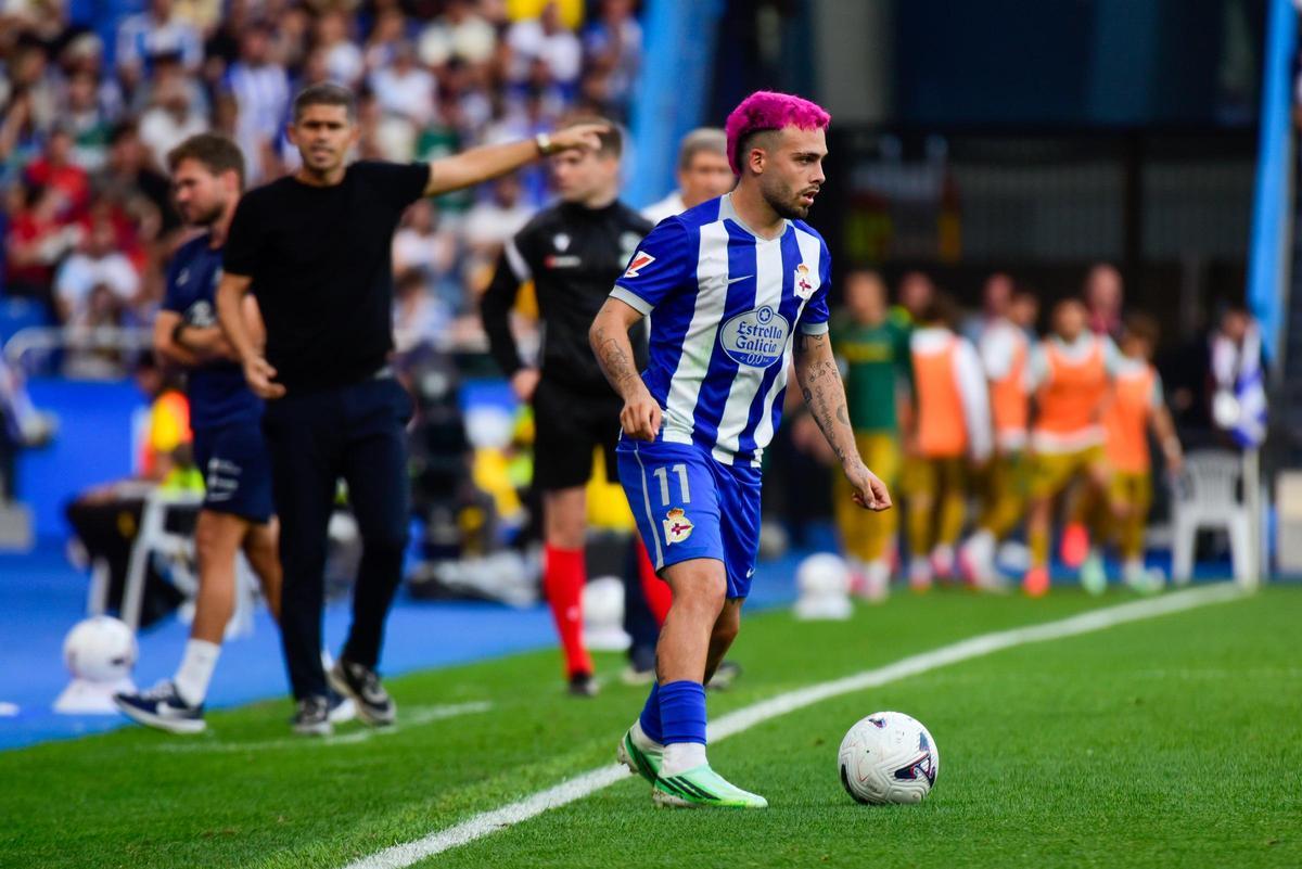 David Mella, carrilero ante el Betis, controlando el balón