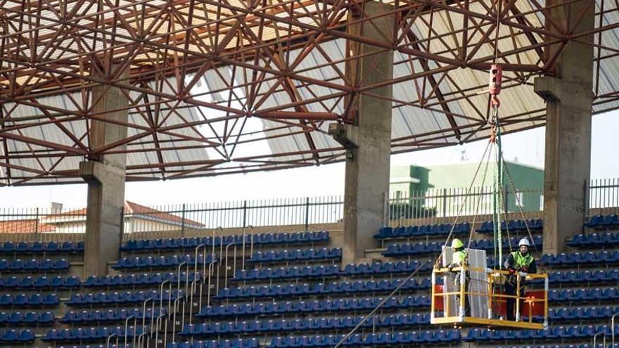 Labores de reparación en Riazor tras los destrozos causados por el temporal.