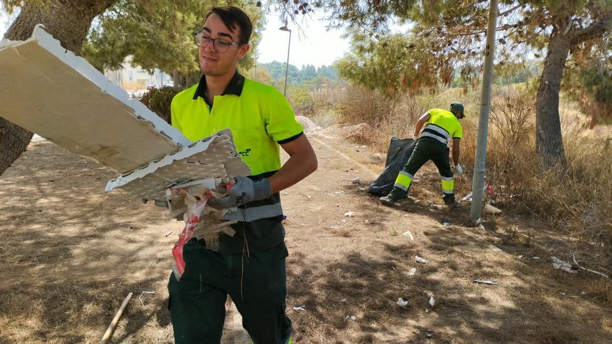 Trabajos de desbroce en el polígono de Torrent.