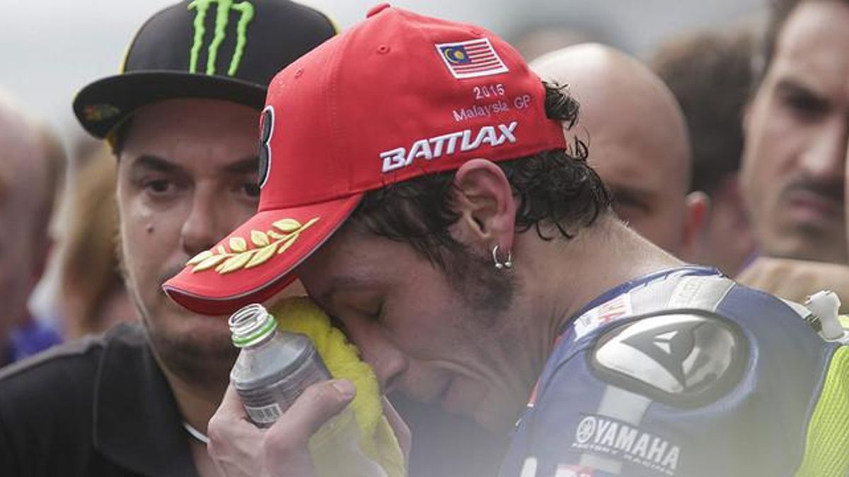 Valentino Rossi, en el 'corralito' de Sepang, tras el Gran Premio de Malasia