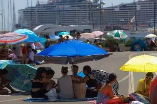 Fans de Rosalía hacen cola en plena ola de calor: “Pegaba fuerte desde temprano”