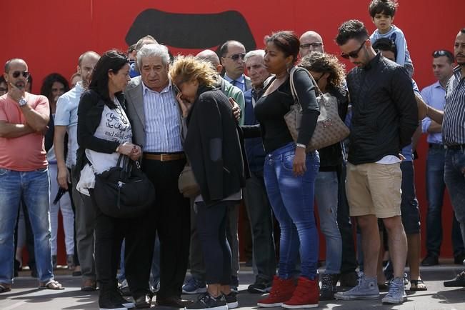 18/04/2016 SUCESOS derrumbe de la vivienda en los critianos donde fallecieron 7 personas  acto homenaje a las victimas   con un minuto de silencio en la plaza del pecador con  autoridades municipales colaboradores en el desescombro  familiares de las víctimas  y vecinos de los cristianos