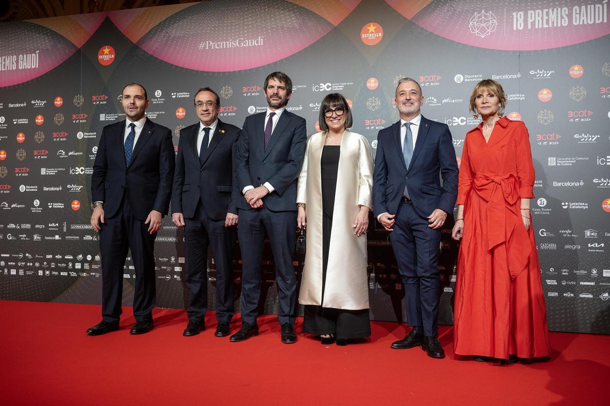 Alfombra roja de los Premis Gaudí 2026.  Judith Colell, presidenta de la Academia del Cine català, junto a las autoridades posando en la alfombra roja