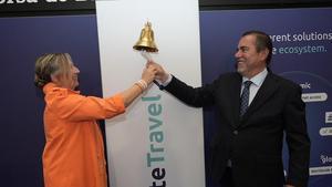 Carmen Sánchez, directora de operaciones de ByteTravel, y Axel Serena, presidente y CEO de ByteTravel, en la Bolsa de Barcelona.