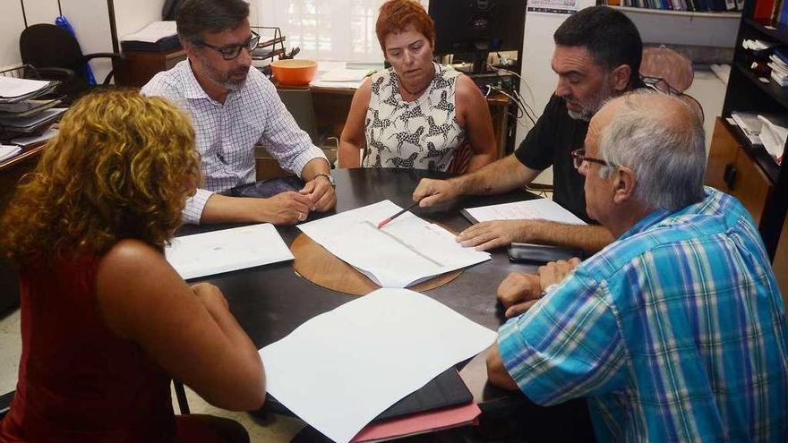 Vecinos de Mollabao en la reunión que mantuvieron ayer con el concejal de Obras. // Rafa Vázquez