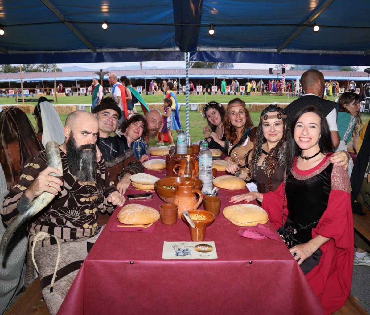 Asistentes a la cena medieval.