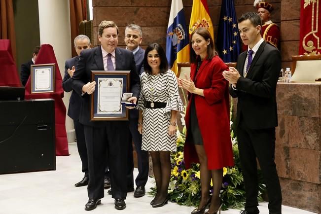 Delia Padrón El Parlamento hace entrega de distinciones a los expresidentes de la Cámara: Pedro Guerra, Victoriano Ríos, José Miguel Bravo de Laguna, Gabriel Mato y Antonio Castro. Es un acto para celebrar el aniversario de la Constitución Española