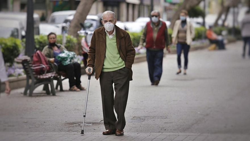 Un hombre de avanzada edad pasea por Santa Cruz de Tenerife.