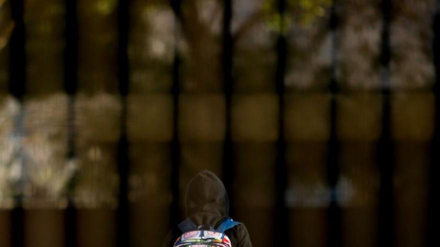 Un alumno en un colegio de Vila. | TONI ESCOBAR