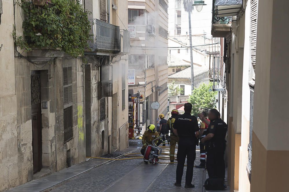 Imágenes del incendio en una vivienda de Alcoy.