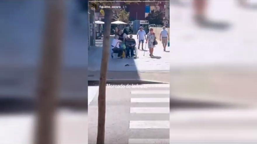 VÍDEO: Una rata es passeja per la plaça Catalunya de Figueres en ple mercat de la fruita i la verdura.