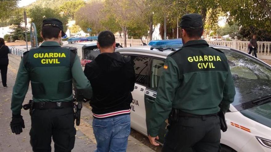 Arrestado en Calp por robar en el interior de vehículos aparcados