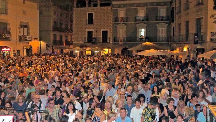 Multitud de gent en el pregó de la Festa Major d&#039;Igualada, el 2019, amb Toni Albà |