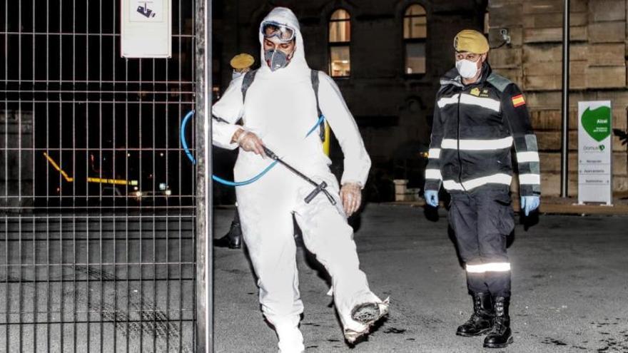 Personal de la UME acudió anoche a la residencia de Alcoy para realizar tareas de desinfección.