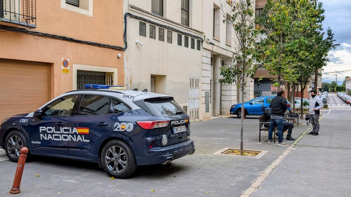 Un coche patrulla de la Policía Nacional, ante los juzgados Alzira mientras declara el anestesista.