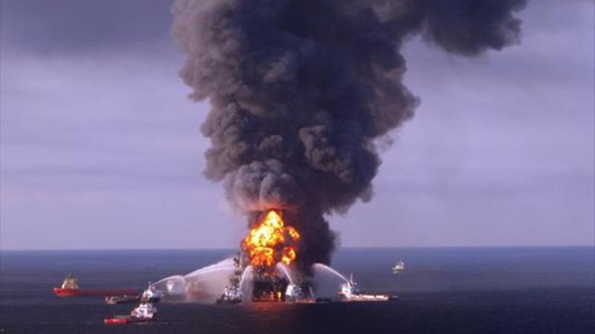 Tareas de extinción en la plataforma 'Deepwater Horizon', en abril del año 2010.