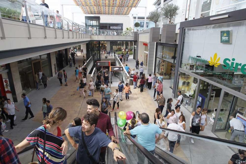 Gran afluencia al centro comercial Fan