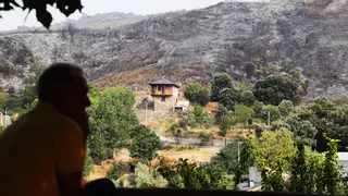 Los bomberos luchan contra 5 incendios en León y logran evitar que las llamas alcancen al parque natural de Las Médulas