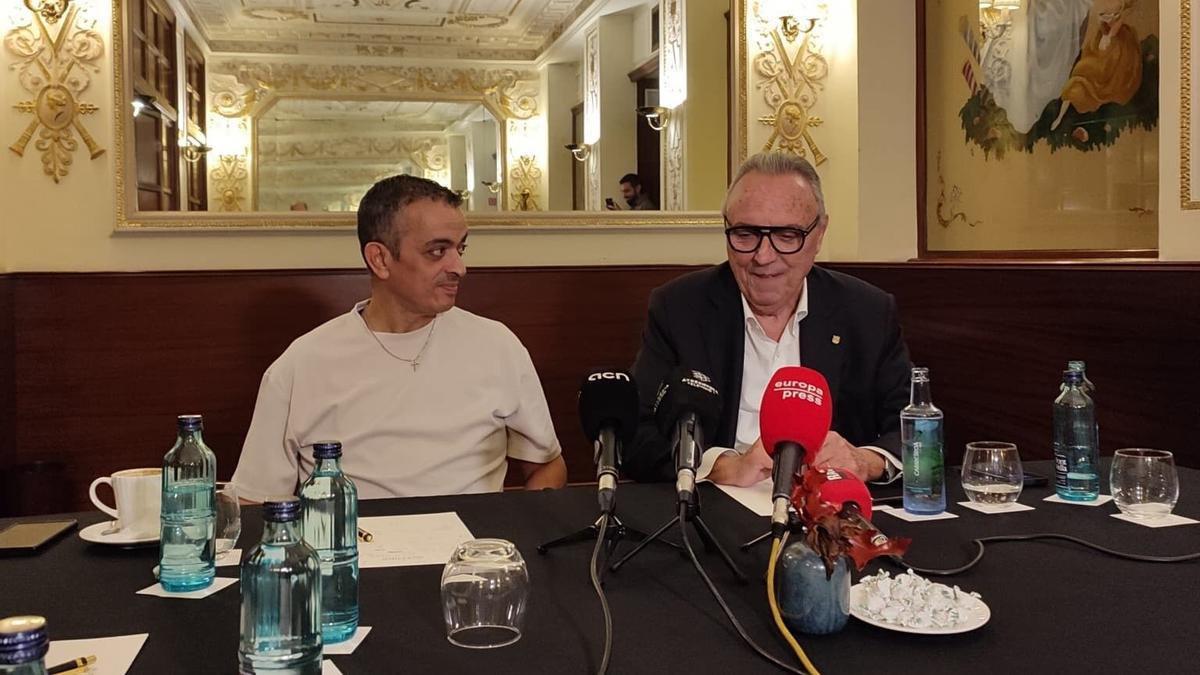 El portavoz de Élite Taxi, Tito Álvarez, y el expresidente del FC Barcelona, Joan Gaspart, en una atención a los medios en Barcelona.. Reclama que la futura ley del taxi se apruebe en el primer pleno del Parlament de 2026 ECONOMIA