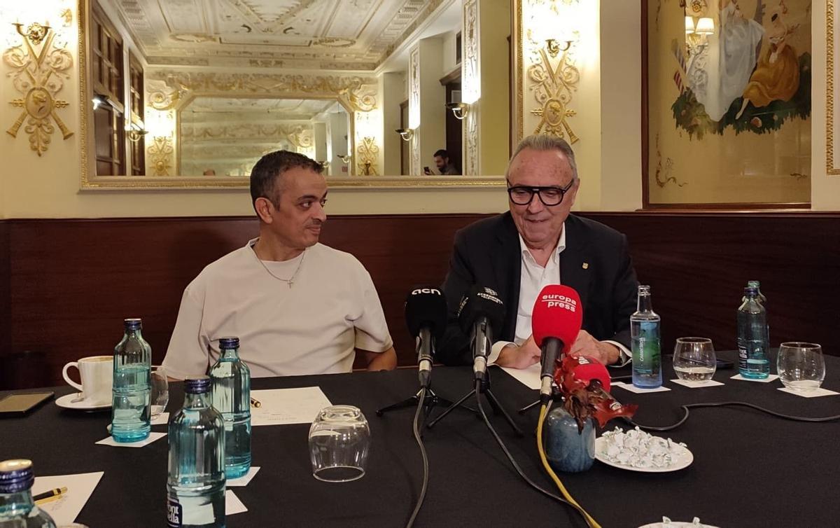 22/10/2025 El portavoz de Élite Taxi, Tito Álvarez, y el expresidente del FC Barcelona, Joan Gaspart, en una atención a los medios en Barcelona.. Reclama que la futura ley del taxi se apruebe en el primer pleno del Parlament de 2026 ECONOMIA