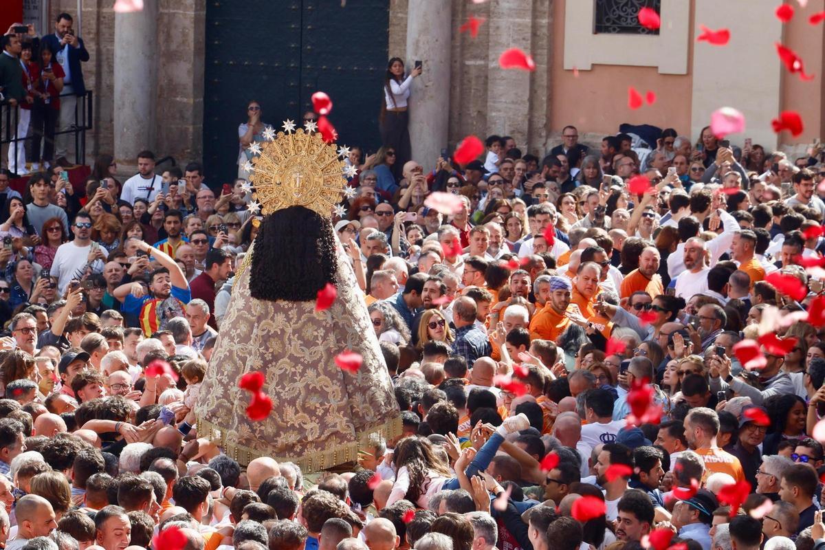 La Virgen sale al Traslado con un manto "Terreta" donado por la fallera mayor de València