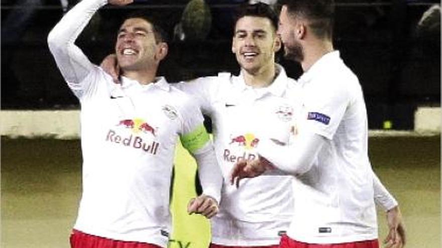 Jonathan Soriano (esquerra) celebra la consecució del gol de penal que manté amb possibilitats el Salzburg