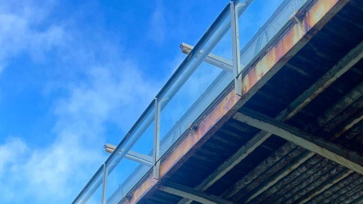 Óxido bajo la pasarela del puente de Hierro.