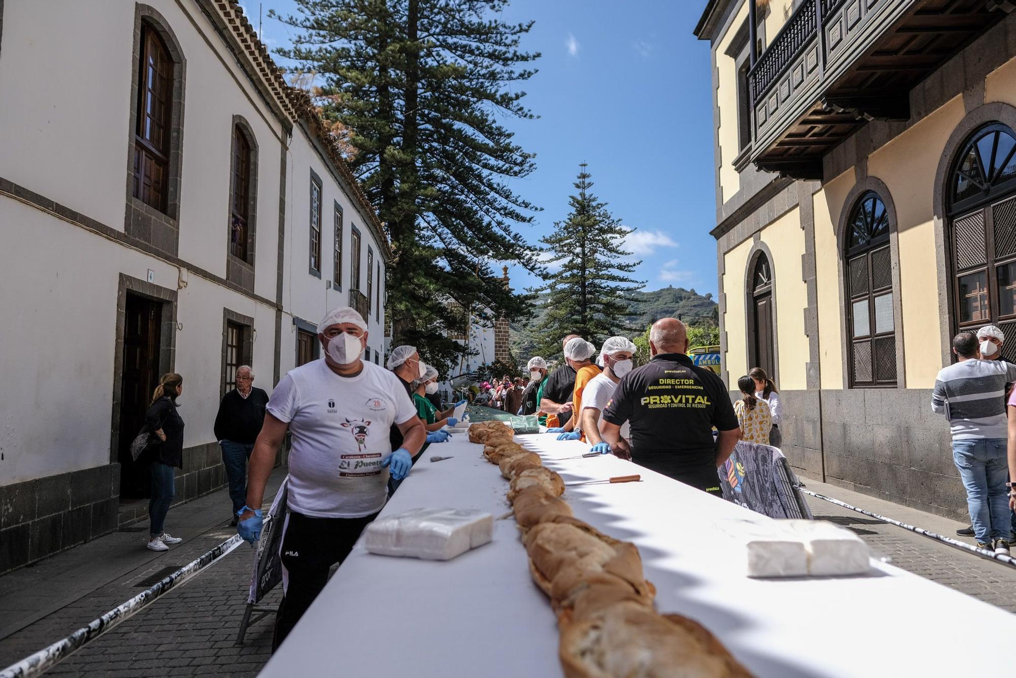 Teror elabora el bocadillo de chorizo más largo de su historia