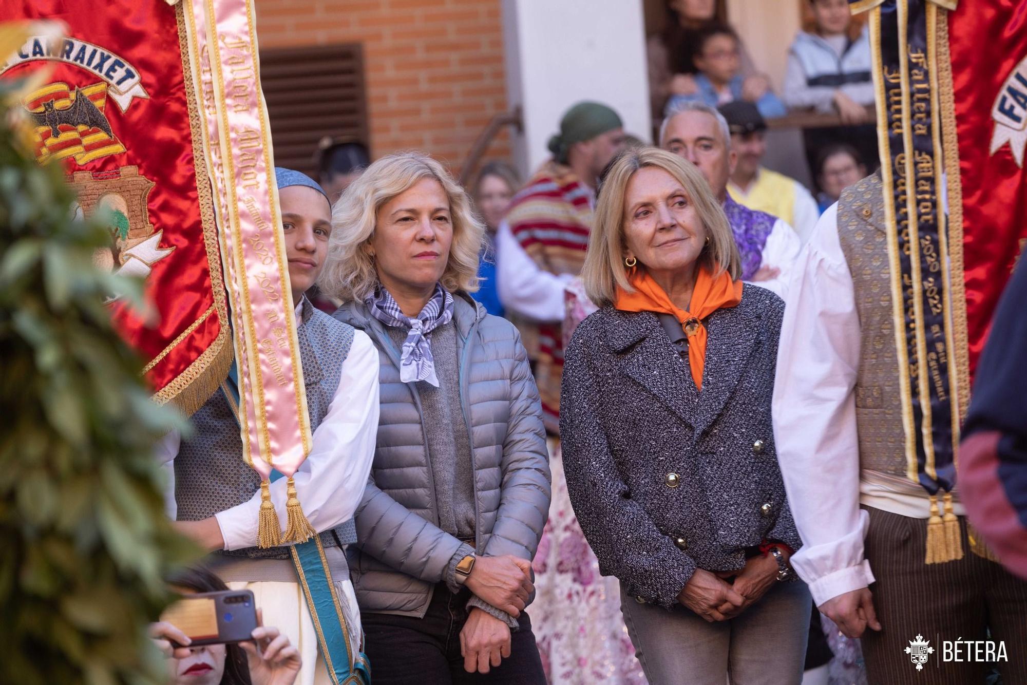 La primera ofrenda de Bétera: Las comisiones homenajean al cantaor 'Xiquet de Bétera'