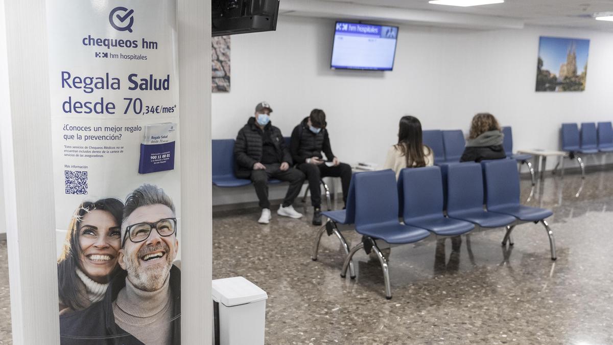 Barcelona 08/02/2023 urgencias del hospital HM Delfos. Para tema sobre cómo la saturación de la sanidad pública lleva a los pacientes a la privada, que ve aumentar la actividad y las listas de espera. En la foto sala de espera FOTO de FERRAN NADEU