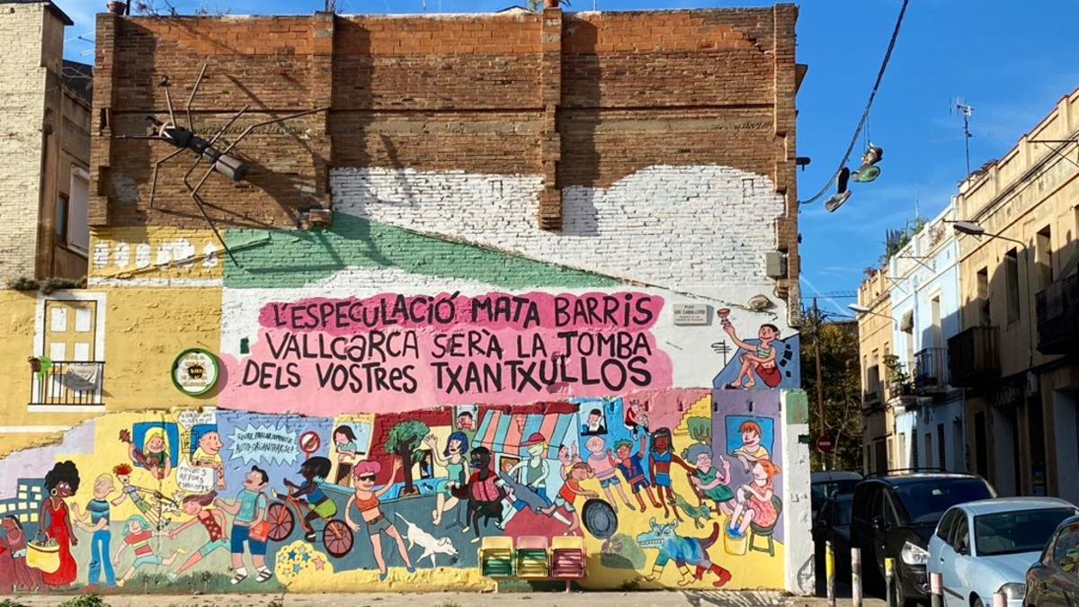 Uno de los grafitis que adornan uno de los solares de Vallcarca