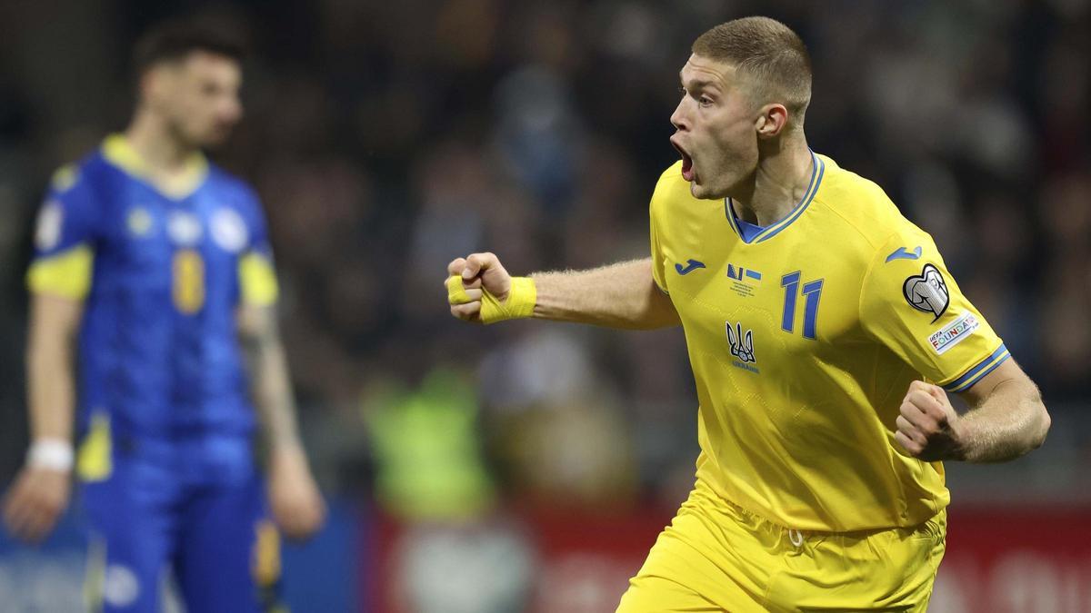 Artem Dovbyk celebra el gol decisivo de Ucrania para seguir en liza hacia la Eurocopa.
