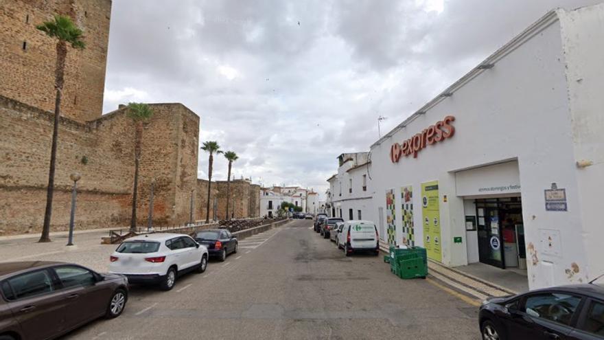 Piden cinco años de cárcel para un varón por atracar con un rifle un supermercado en Olivenza