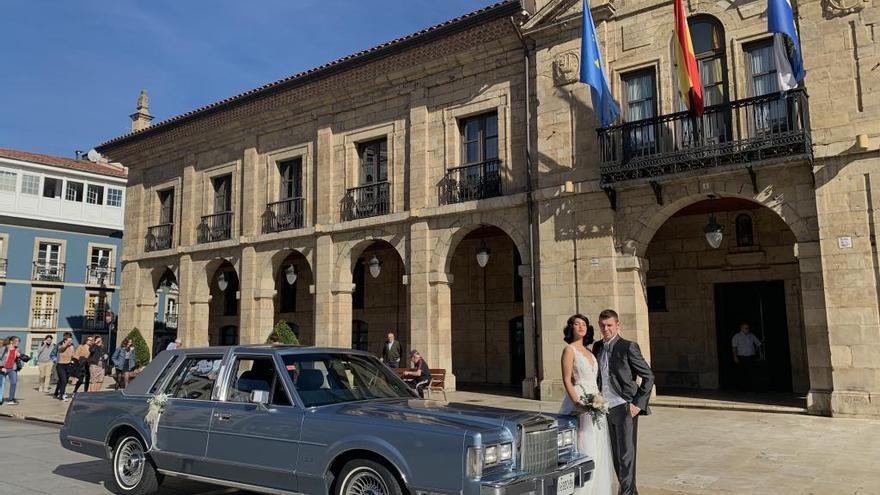 Dos modelos, ante el Ayuntamiento con motivo de la presentación de Mi Boda Avilés.