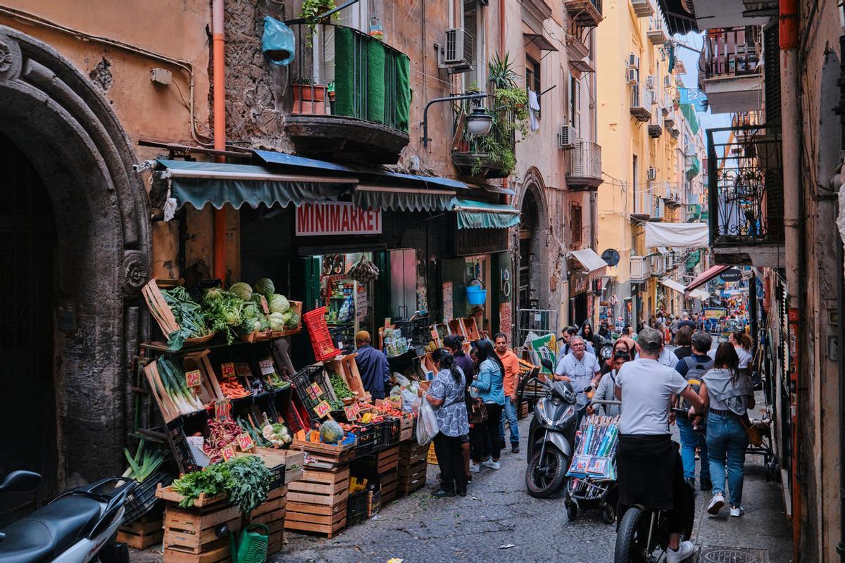 Puestos de mercado callejero que recuerdan mucho a la España de antaño.