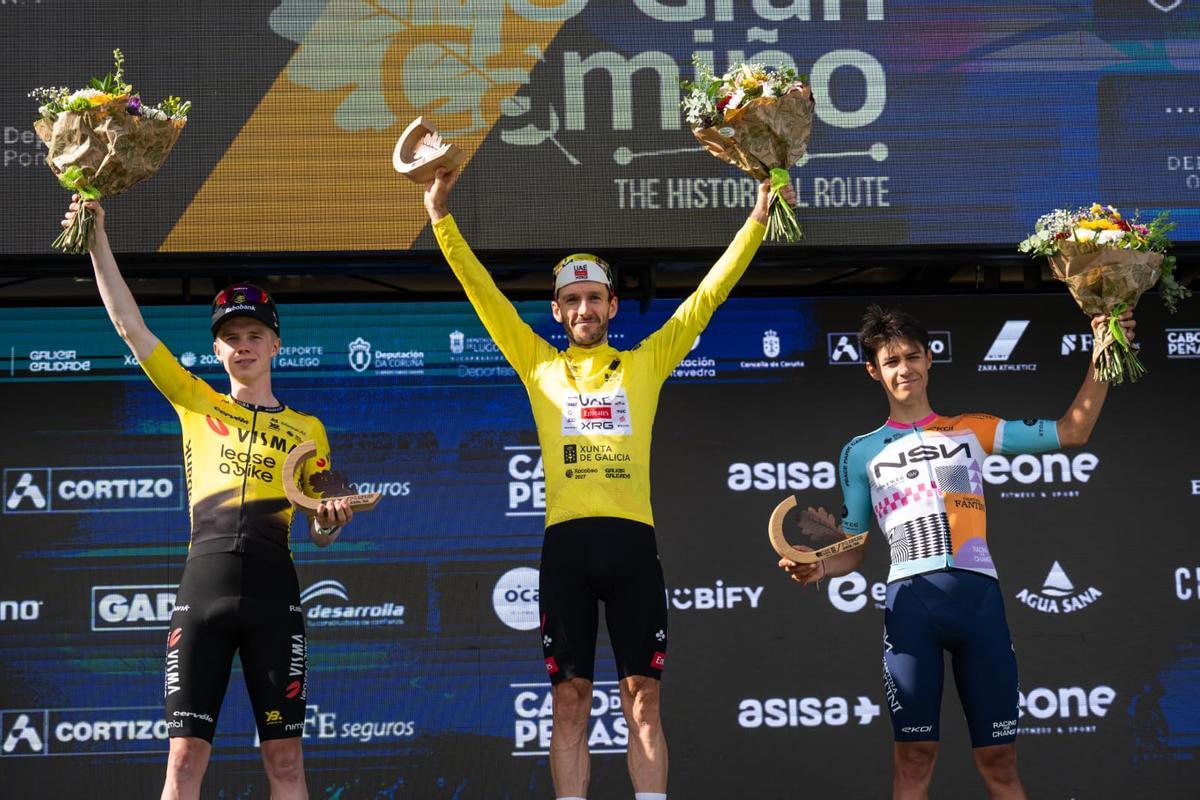 Adam Yates, en el podio final de O Gran Camiño, de amarillo como vencedor, junto a Nordhagen (izquierda) y Pinarello,